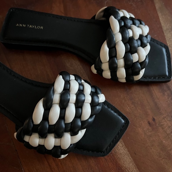 Ann Taylor - Woven Puffy Leather Black & White Slide Sandals NEW in box - size 7 - Picture 5 of 8